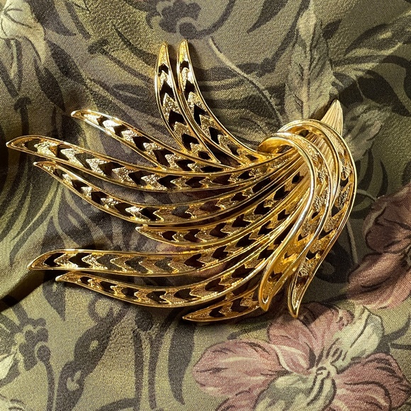 VINTAGE MONET Gold Tone Feather Bouquet Brooch, Mid-Century - Picture 3 of 7